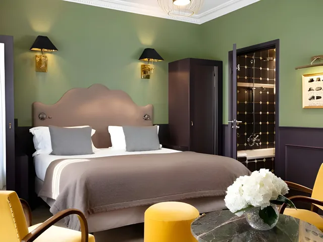 غرفة ثلاثية بسرير مزدوج بشرفة مع أريكة، Hotel Monsieur 1/1