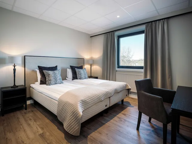 Deluxe, 2 Queen and Twin Beds, Quality Hotel Grand Royal 1/2