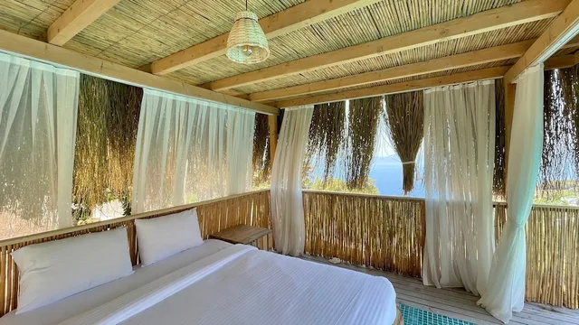 جناح بسريرين كوين بمسبح خاص بجاكوزي، Seaview Faralya Boutique Hotel 1/3