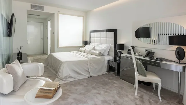 غرفة ديلوكس بسرير كينج بإطلالة على البحر بشرفة، Hotel Amabilis 5/9