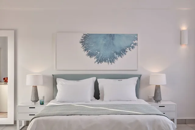 غرفة جونيور بسرير كوين بإطلالة على البحر بغرفة نوم واحدة مع أريكة، Aqua Blue Hotel 1/5