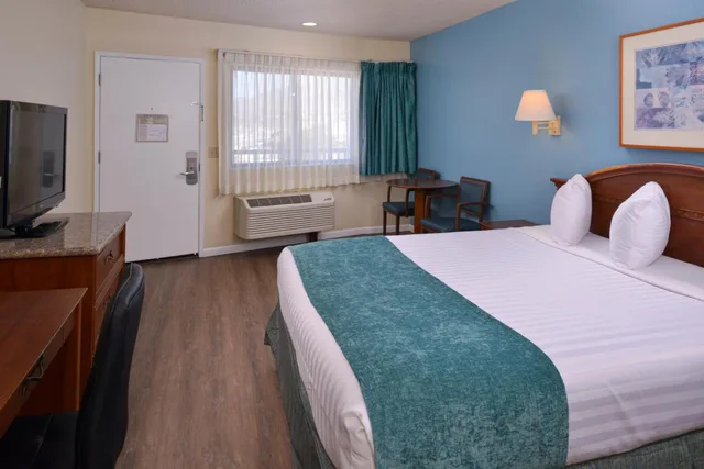 غرفة بسرير كينج بإطلالة، Edgewater Inn And Suites 4/7