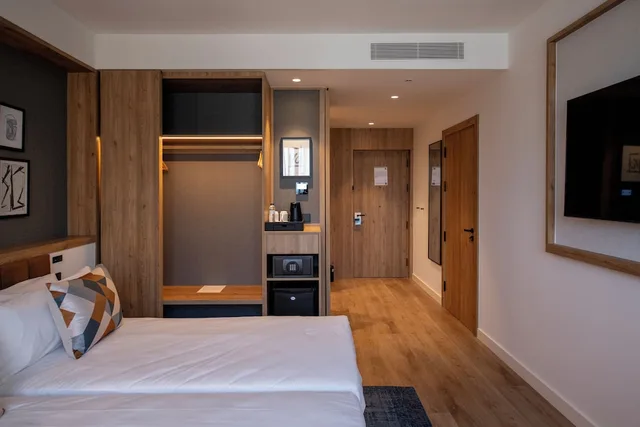 غرفة بسريرين منفصلين بإطلالة على المدينة، Four Points by Sheraton Barcelona Airport 2/7