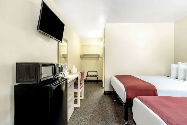 Room, 2 Double Beds, Americas Best Value Inn Lake City 3/6