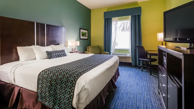 غرفة قياسية بسرير كينج، Best Western Plus Carrizo Springs Inn And Suites 2/10