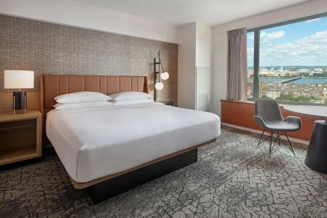 غرفة بسرير كينج بإطلالة على النهر، SHERATON BOSTON HOTEL 1/6