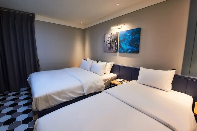 Vip, Twin Beds, 1 Double and 1 Single Bed، West In Hotel 3/10