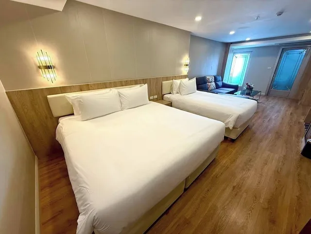 غرفة بريميوم ثلاثية بسرير كينج، Golden Jomtien Beach Hotel 1/4