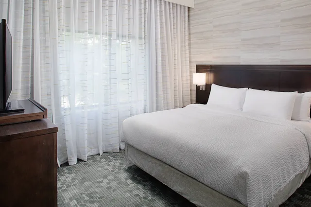 جناح بسرير كينج مع أريكة، Courtyard Manchester Boston Regional Airport 4/7