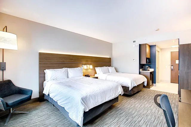 غرفة قياسية بسرير كينج وسريرين كوين، Holiday Inn Express Suites Calgary Airport Trail Ne 1/10