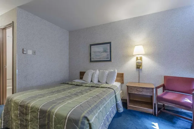 غرفة بسرير مزدوج، Days Inn by Wyndham La Crosse 1/10