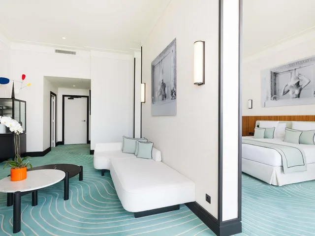 Signature, Suite, King Bed, Sea View, Sofa, Terrace, Mondrian Cannes 4/8