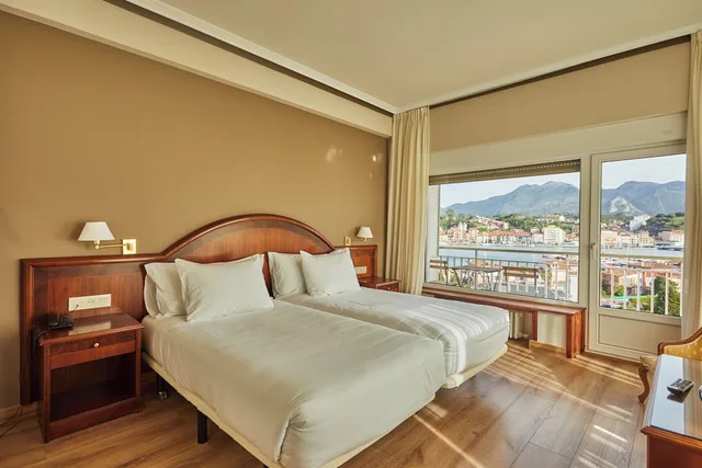 Junior Suite, 1 Double and 2 Queen Beds, Sea View، Gran Hotel del Sella 7/10