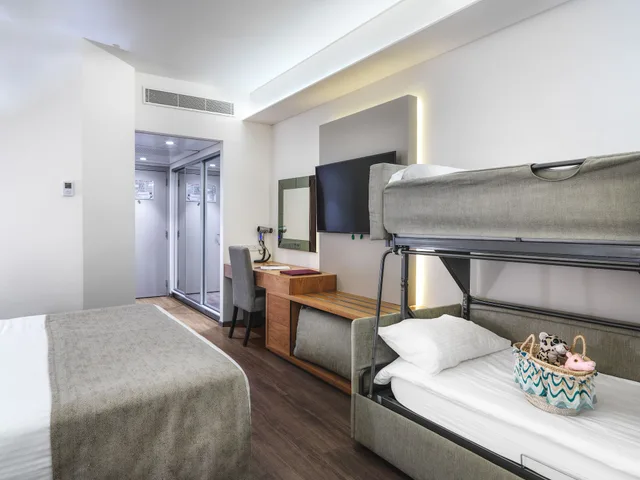 Room, 1 Queen and 2 Bunk Beds, Sea Front, Marina View، St Raphael Resort and Marina 4/10