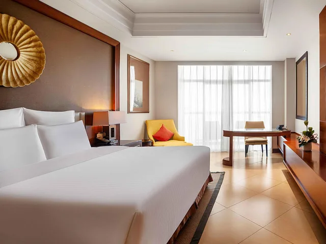 غرفة تنفيذية بسرير كينج بإطلالة على النهر مع دخول الصالة، Pullman Haikou 1/3