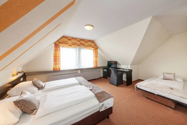 غرفة كومفورت ثلاثية بثلاثة أسرّة، Hotel Strohgaeu 1/5