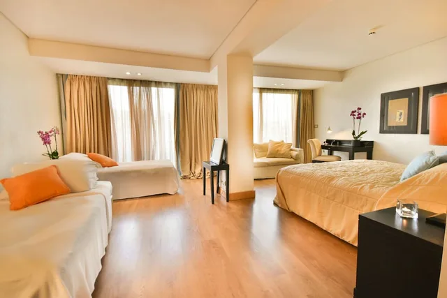 غرفة عائلية بسرير كينج وسريرين منفصلين بإطلالة على المدينة، Plaza Resort Hotel 1/8