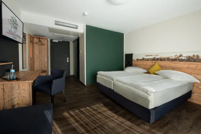 غرفة ديلوكس بسريرين منفصلين مع أريكة، Hotel Zum Grunen Baum 1/1