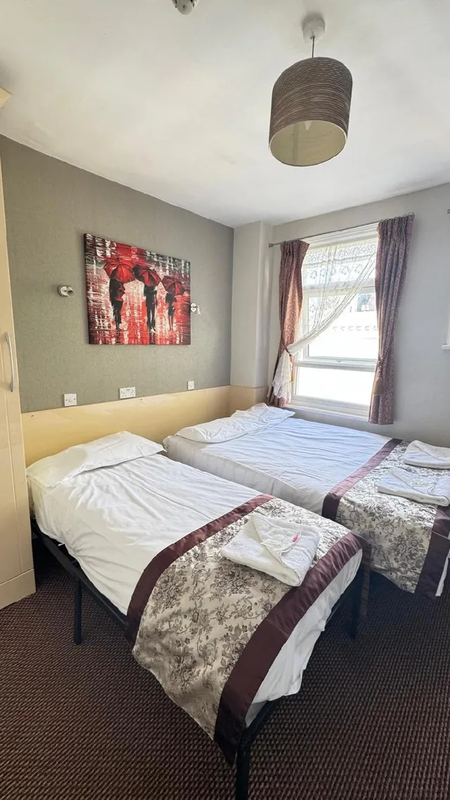 غرفة ثلاثية بسرير فردي بحمام مشترك، Hotel Earls Court 1/1