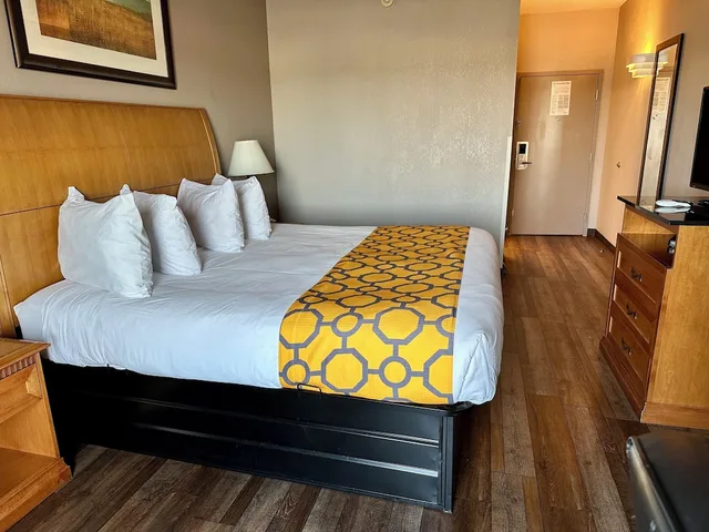 غرفة بسرير كينج يُسمح فيها بالحيوانات الأليفة، Baymont By Wyndham West Plains 3/5