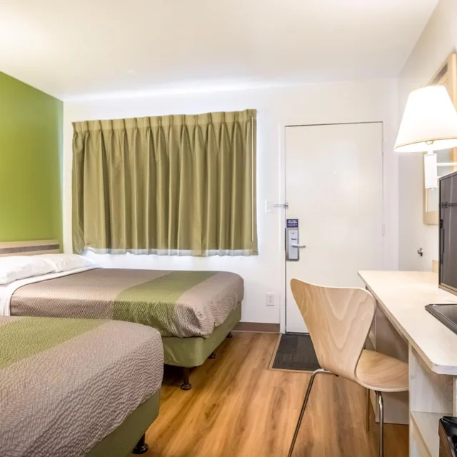 1 Full Bed - Mobility Accessible Tub، Motel6 Pueblo, CO - I-25 3/10