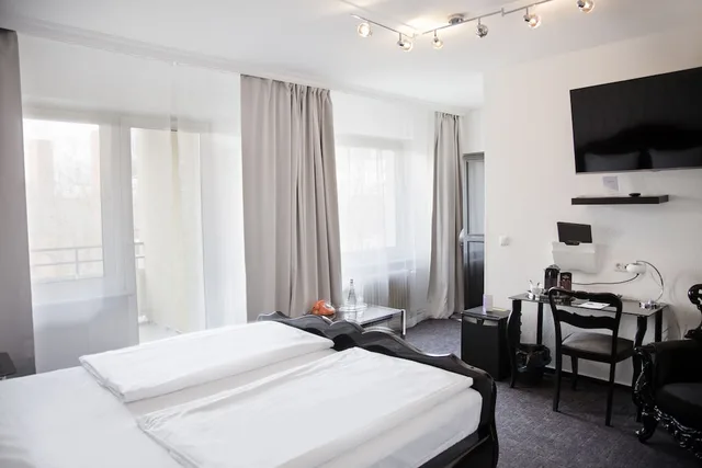 غرفة كومفورت بسرير كينج بشرفة، Hotel Les Nations 9/10