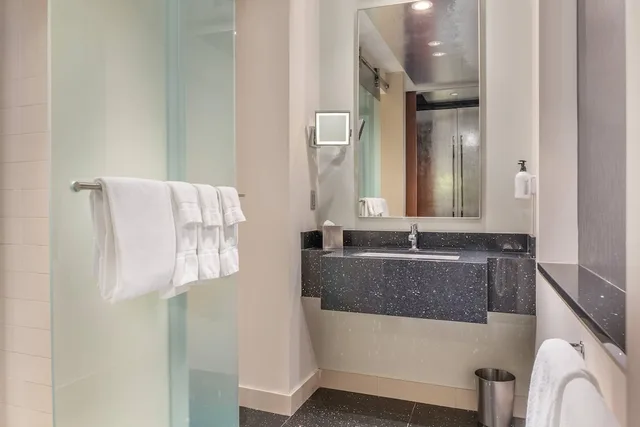غرفة بسرير كينج، Radisson Blu Aqua Hotel, Chicago 10/10