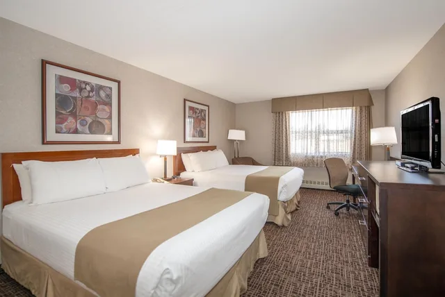 غرفة بسريرين كوين، Coast Fort St John Hotel 1/9