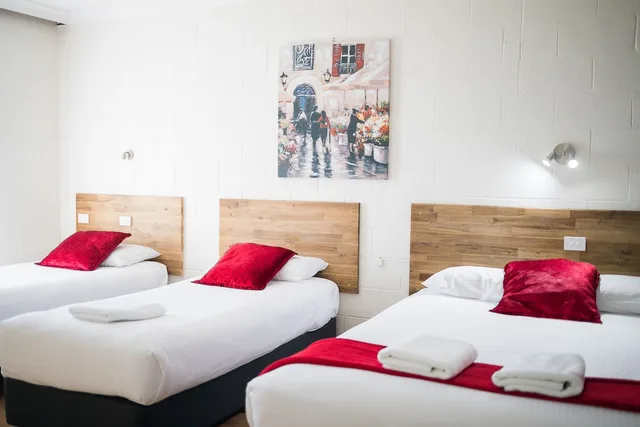 غرفة عائلية بسرير كوين وسريرين منفصلين، Plainsman Motel 3/8