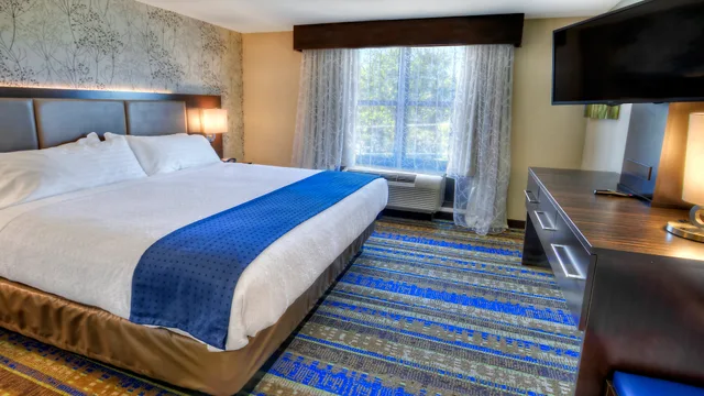 Suite, Accessible, Holiday Inn Hotel And Suites Tupelo North 1/2
