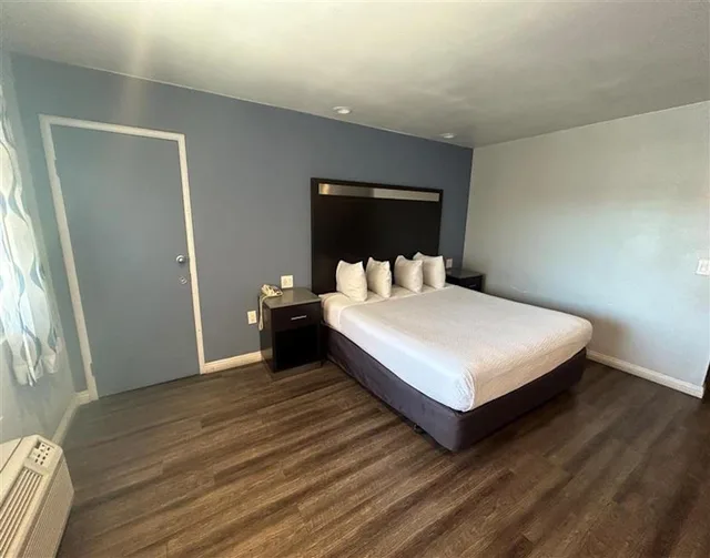 2 Queen Beds Suite, Non-Smoking, Micfridge، Motel6 Yuba City, CA 1/6