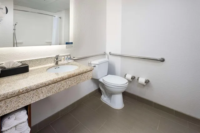 جناح، Comfort Suites Outlet Center 6/6