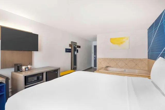 Standard, Queen Bed, Comfort Inn Monticello 1/8