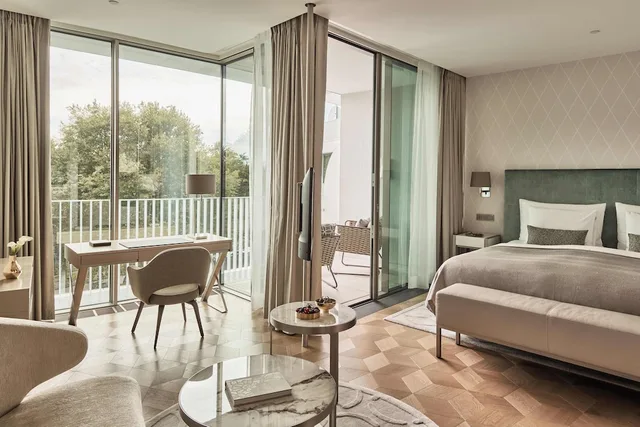 غرفة بريميير بسرير كينج، The Fontenay 2/5