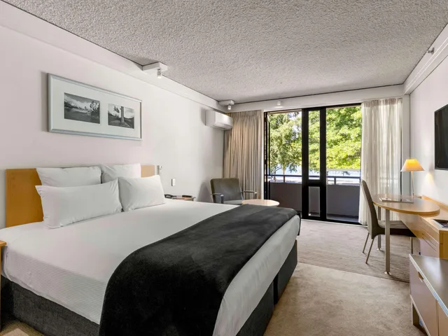 Alpine, Standard, King Bed, with View، NOVOTEL QUEENSTOWN LAKESIDE 2/8