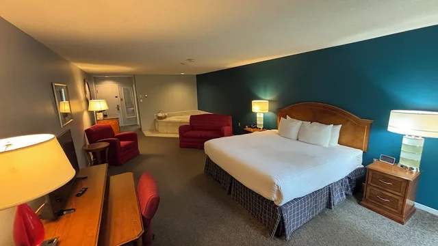 غرفة ديلوكس بسرير كينج مع أريكة بحوض جاكوزي، Dundee Resort And Golf Club 4/7