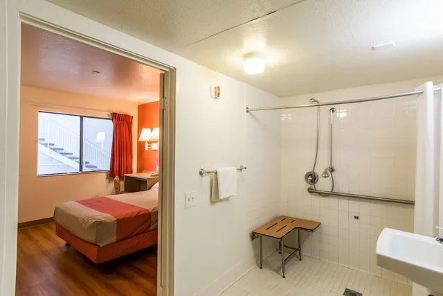 Standard, Double Bed, Accessible, Motel6 Redding, CA - North 6/6