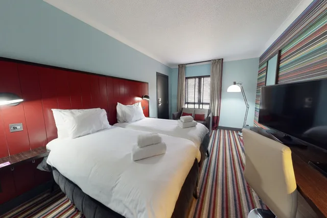 غرفة قياسية بسريرين منفصلين، Village Hotel Swindon 2/3