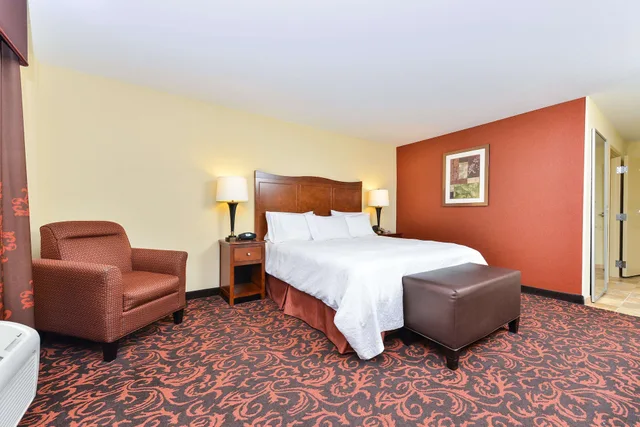غرفة بسرير كينج مع أريكة، Hampton Inn Yorkville 5/9