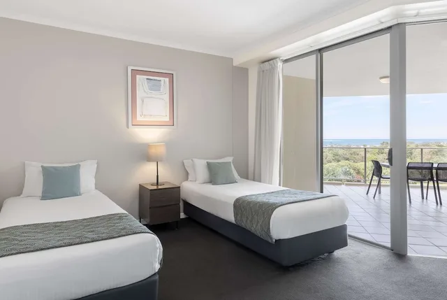 شقة بسرير كوين وسريرين منفصلين بإطلالة على البحر بغرفتي نوم، RAMADA BY WYNDHAM MARCOOLA BEACH 2/6