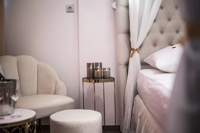 Glamour, Queen Bed, Pool Access، Hotel Aura Design & Garden Pool 3/4