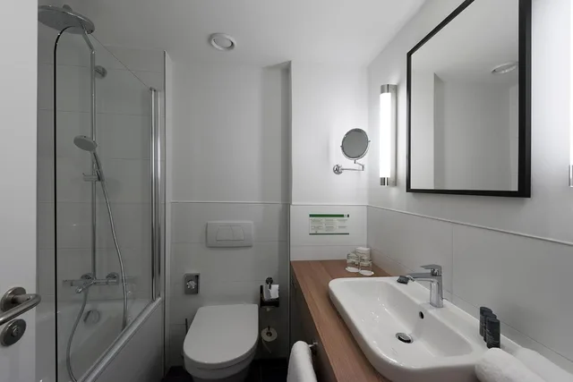 غرفة قياسية بسرير كينج وسرير كوين، HOLIDAY INN BERLIN CITY WEST 6/6