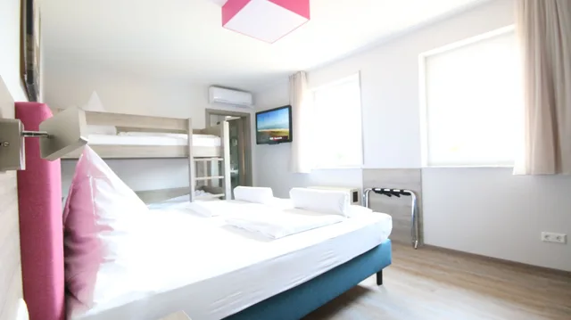 غرفة رباعية بسرير كوين وسرير فردي وسرير بطابقين، Gästehaus Mythos 3/3