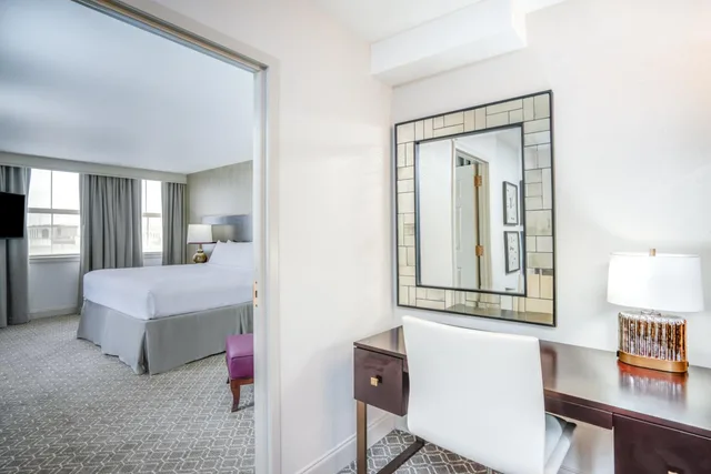 جناح بسرير كينج بغرفة نوم واحدة مع أريكة، Astor Crowne Plaza New Orleans French Quarter, An Ihg Hotel 9/9