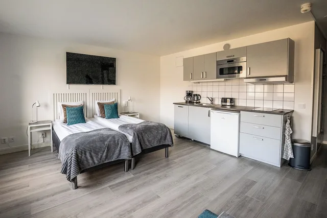 غرفة تنفيذية عائلية بسريرين منفصلين مع أريكة بمطبخ صغير، Hotel Stensson 1/10