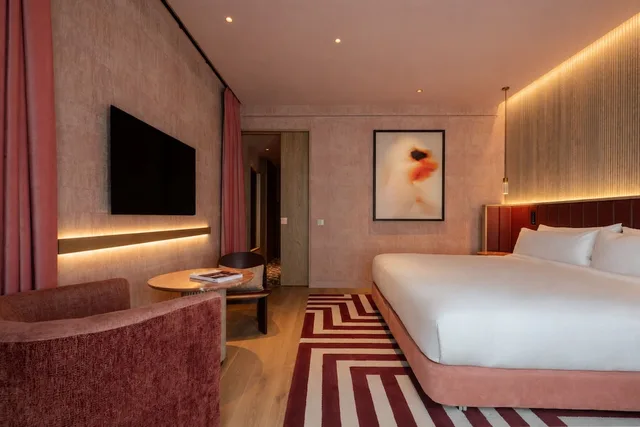 غرفة غراند بسرير كينج بشرفة، Hotel Palacio Bellas Artes San Sebastian, Curio Collection by Hilton 10/10