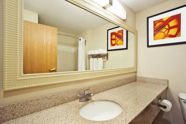 جناح بسرير كينج مع أريكة بمطبخ صغير، Holiday Inn Express & Suites Columbus SE - Groveport 7/7
