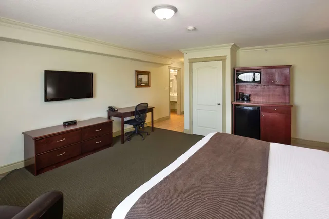 Room, King Bed, Smoking, Quality Inn & Suites Whitecourt 3/4