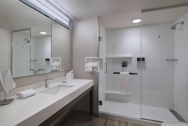 غرفة بسرير كينج مع أريكة، Courtyard St. Louis Brentwood 8/20
