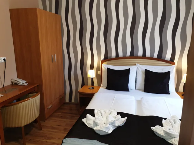 Standard, King Bed, Six Inn Hotel Budapest 1/3